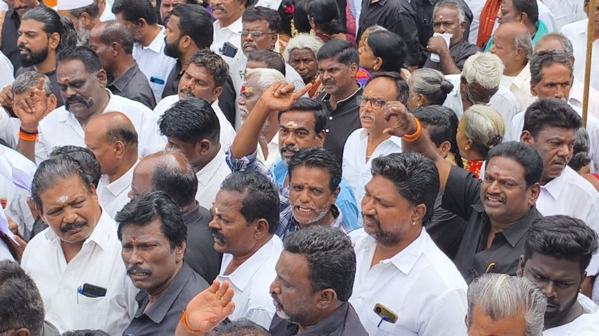 அதிமுக சார்பில் முன்னாள் அமைச்சரும் கழக அமைப்புச் செயலாளருமான செல்லூர் கே.ராஜூ தலைமையில் மதுரை செல்லூர் 60 அடி ரோட்டில்  கண்டன ஆர்ப்பாட்டம் நடைபெற்றது