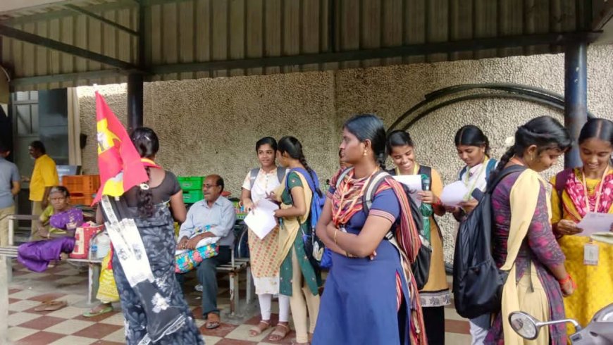 தமிழக வெற்றிக் கழகத் தலைவர்  அறிக்கையை சுட்டிக்காட்டி பொதுமக்களுக்கு துண்டு பிரசுரங்கள் விநியோகம் செய்யப்பட்டது