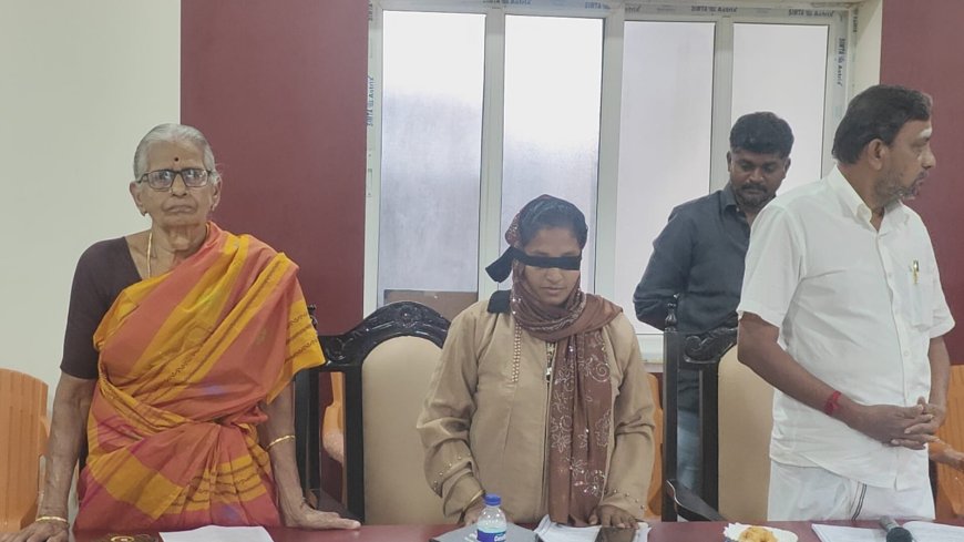 பழனி நகர் மன்ற கூட்டத்தில்  அண்ணா பல்கலைக்கழக மாணவிக்கு ஏற்பட்ட சம்பவத்தை கண்டித்து கண்ணில் கருப்பு துணி கட்டிய பெண் கவுன்சிலர்