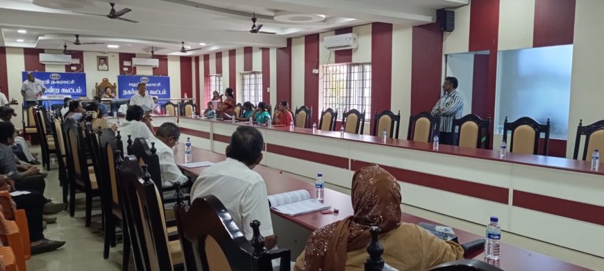 பழனி நகர் மன்ற கூட்டத்தில்  அண்ணா பல்கலைக்கழக மாணவிக்கு ஏற்பட்ட சம்பவத்தை கண்டித்து கண்ணில் கருப்பு துணி கட்டிய பெண் கவுன்சிலர்