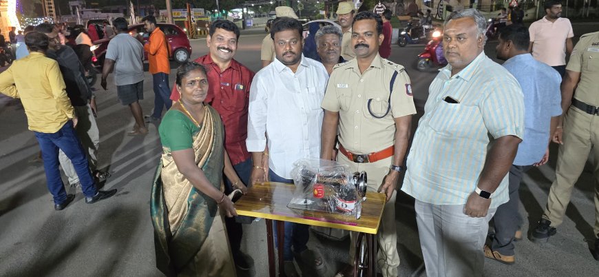 ஆர்ய வைஸ்ய முன்னேற்ற பேரவை சார்பாக தொழில் தொடங்க பெண் ஒருவருக்கு தையல் மிஷின் வழங்கப்பட்டது...