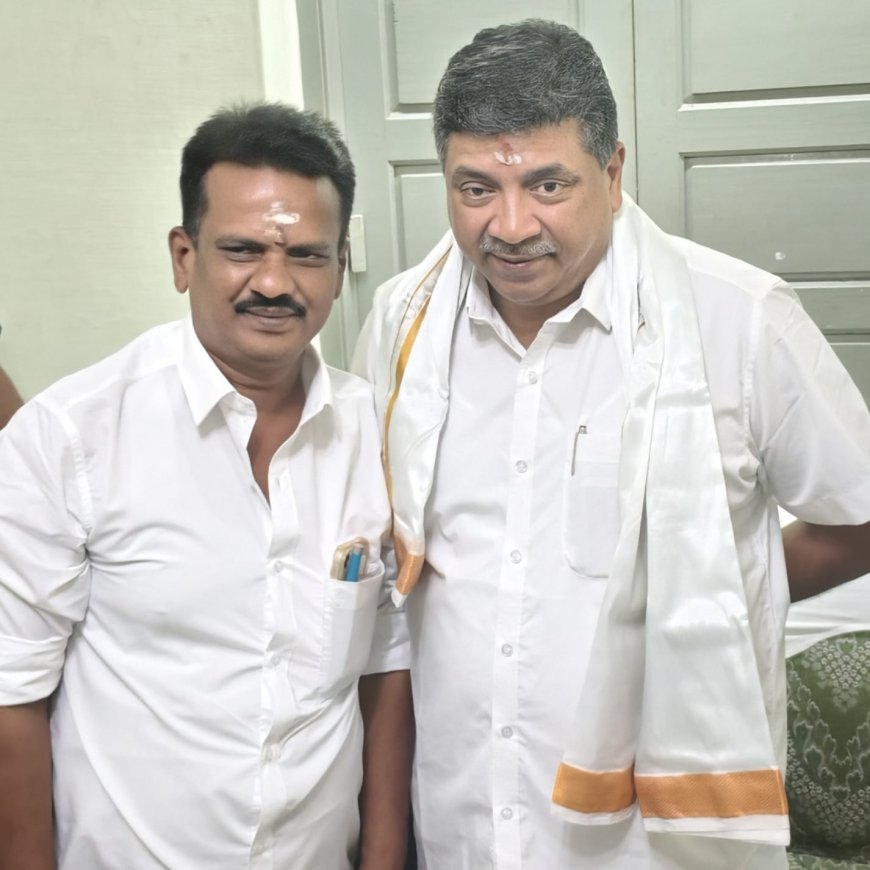 புத்தாண்டை முன்னிட்டு அமைச்சர் பி.டி.ஆர் பழனிவேல் தியாகராஜனை சந்தித்து ஆசி பெற்ற முன்னாள் திமுக பகுதி பொருளாளர்
