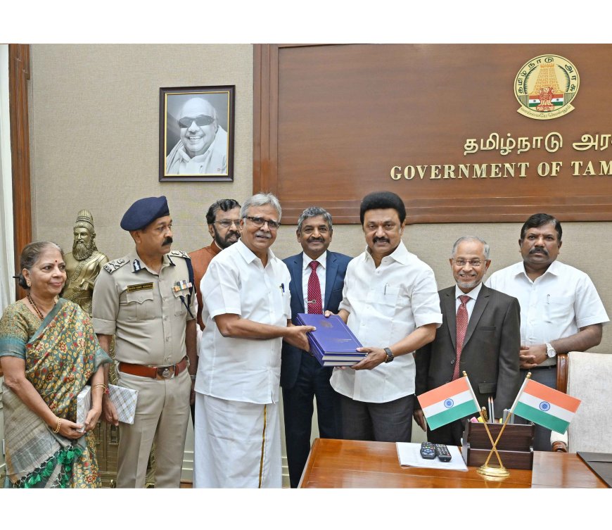 சி.டி. செல்வம் தமிழ்நாடு முதலமைச்சரை சந்தித்து காவல் ஆணையத்தின் 2023-24ஆம் ஆண்டிற்கான பரிந்துரை அறிக்கையை சமர்ப்பித்தார்.