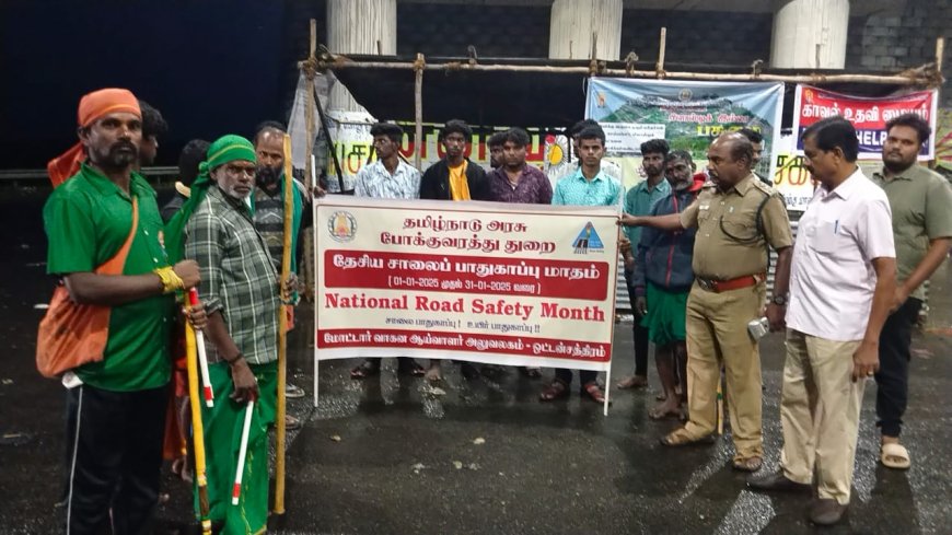 தண்டாயுதபாணி சுவாமி கோவிலுக்கு பாதயாத்திரையாக வரும் பக்தர்களுக்கு ஒளிரும் குச்சிகளை வட்டார போக்குவரத்து ஆய்வாளர் வழங்கினார்...