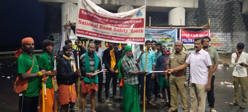 தண்டாயுதபாணி சுவாமி கோவிலுக்கு பாதயாத்திரையாக வரும் பக்தர்களுக்கு ஒளிரும் குச்சிகளை வட்டார போக்குவரத்து ஆய்வாளர் வழங்கினார்...