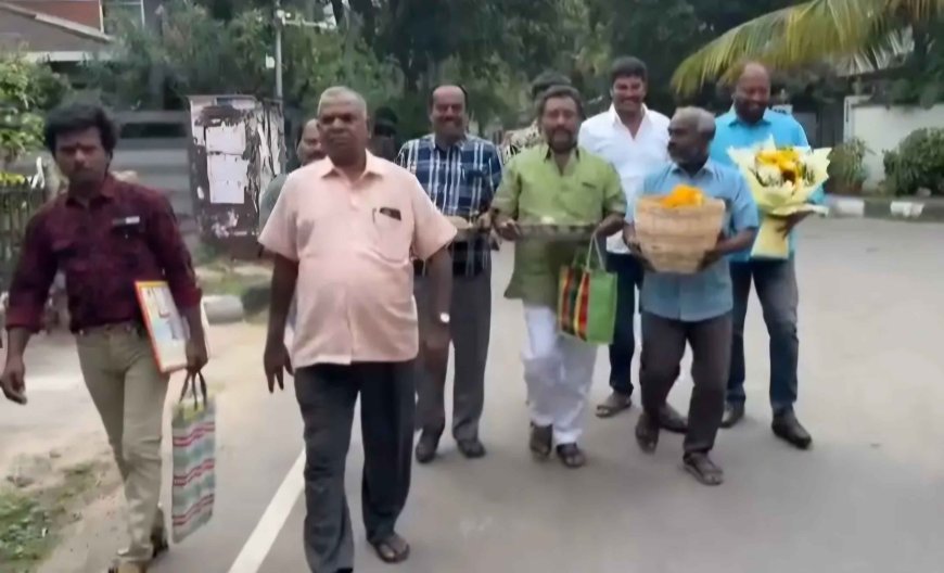 மதுரை ரஜினி ரசிகர்கள் மதுரை மீனாட்சி அம்மன் கோவில் பிரசாதத்தை லதா ரஜினிகாந்த்திடம் வழங்கினர்...