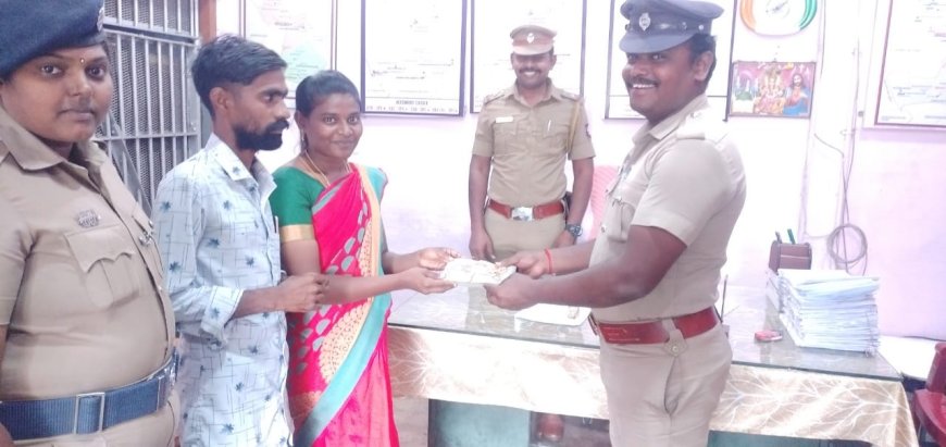 தொலைந்த பர்சை கண்டுபிடித்து உரியவரிடம் ஒப்படைத்த காவல் துறையினர்...