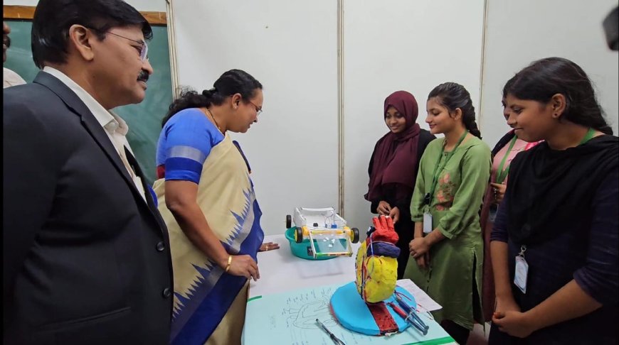 பள்ளி, கல்லூரி மாணவ,மாணவிகளின் அறிவியல் கண்காட்சி: மாவட்ட ஆட்சியர் துவக்கி வைப்பு