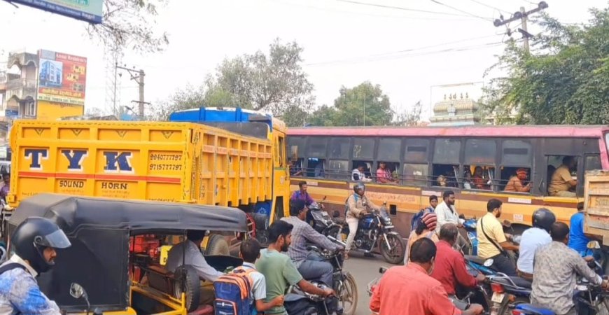கடும் போக்குவரத்து நெரிசலில் சிக்கி தவிக்கும் பள்ளி மற்றும் கல்லூரி மாணவ மாணவிகள்