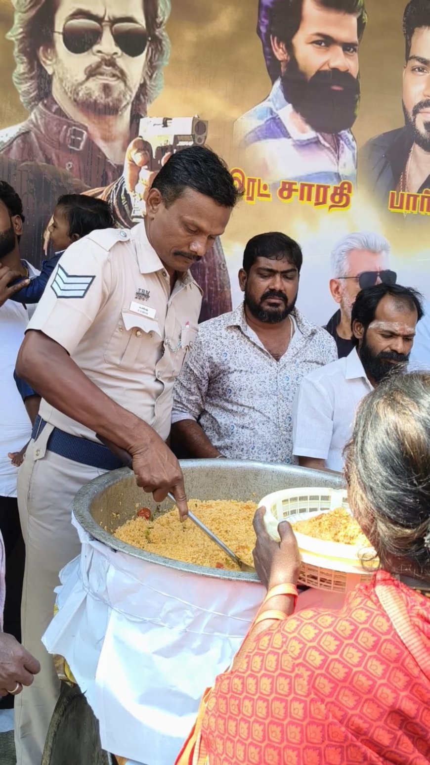 அஜித்தின் விடாமுயற்சி திரைப்படம் திரையிடப்பட்டதை முன்னிட்டு  ரசிகர்கள் ஏற்பாட்டில் உணவு வழங்கப்பட்டது...