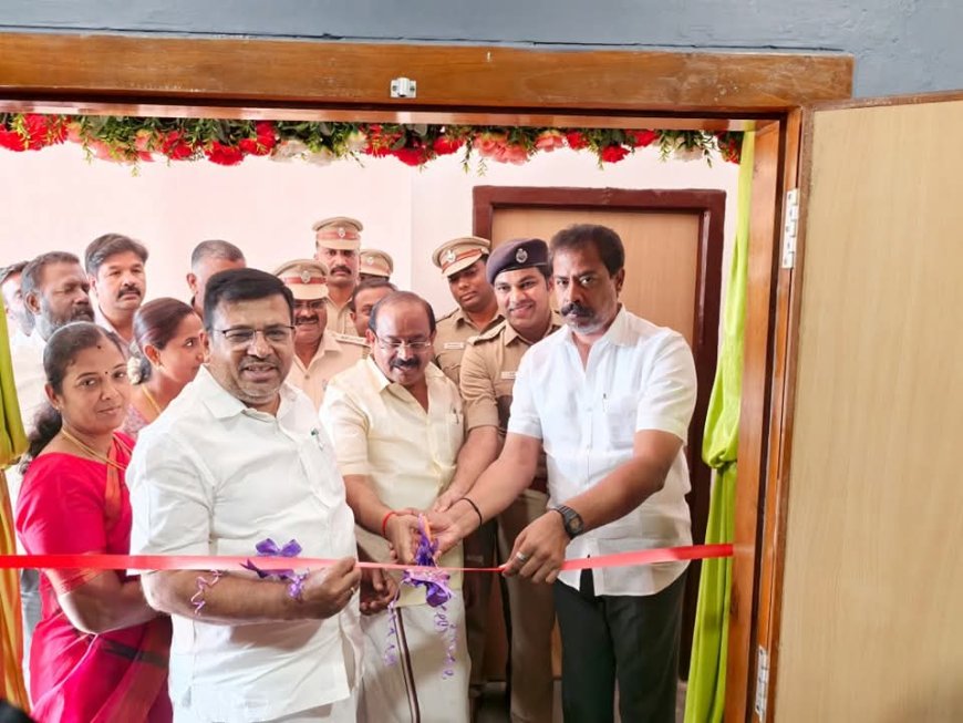 பழனி நகரில் 60 லட்சம் செலவில் கண்காணிப்பு கேமரா பொருத்தப்பட்டது... உணவுத் துறை அமைச்சர் சக்கரபாணி கட்டுப்பாட்டு அறையை துவக்கி வைத்தார்...
