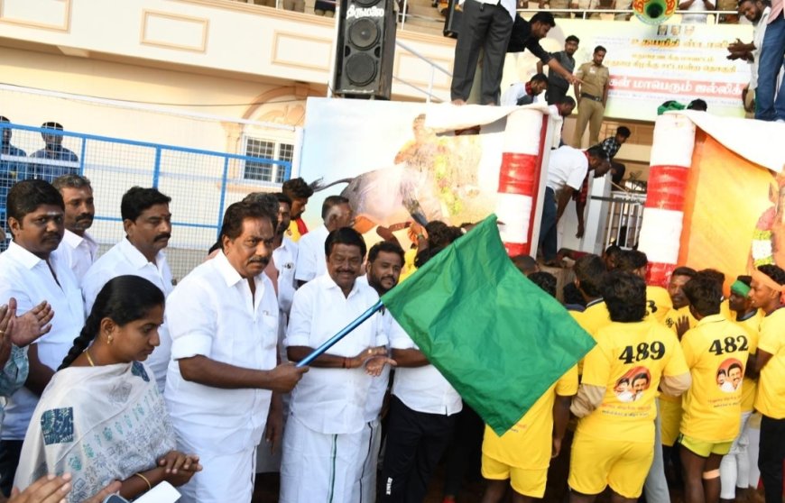 கீழக்கரை கலைஞர் நூற்றாண்டு ஏறுதழுவுதல் அரங்கத்தில் 2 நாளாக ஜல்லிக்கட்டு போட்டி...
