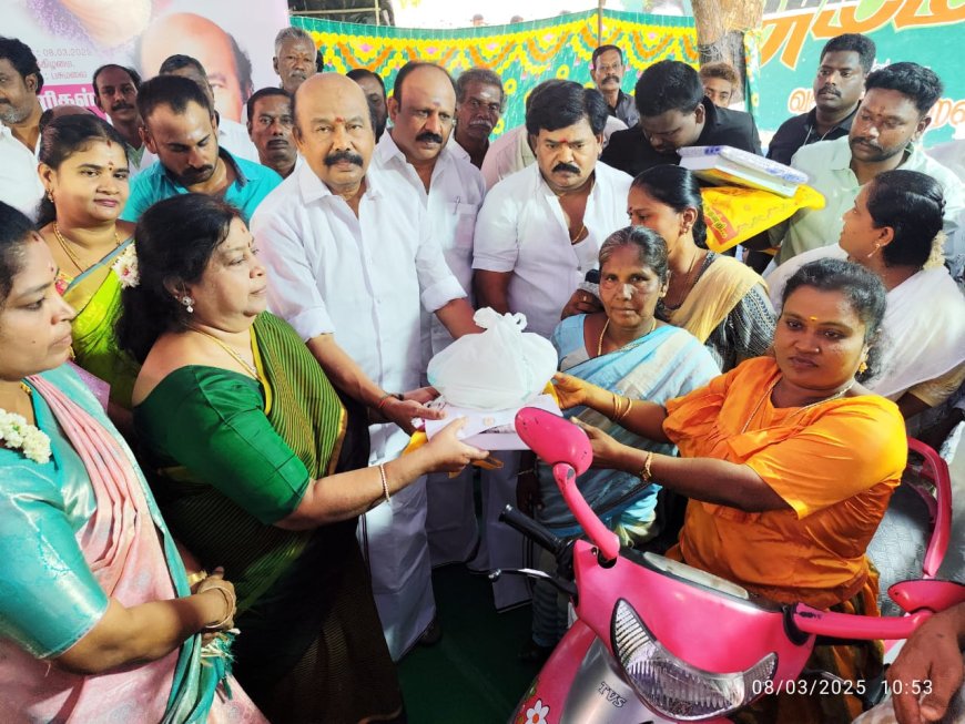 உலக மகளிர் தினத்தை முன்னிட்டு மாற்று திறனாளி பெண்களுக்கு நலத்திட்ட உதவிகளை அதிமுக  கழக அமைப்புச் செயலாளர் வி.வி. ராஜன் செல்லப்பா வழங்கினார்....