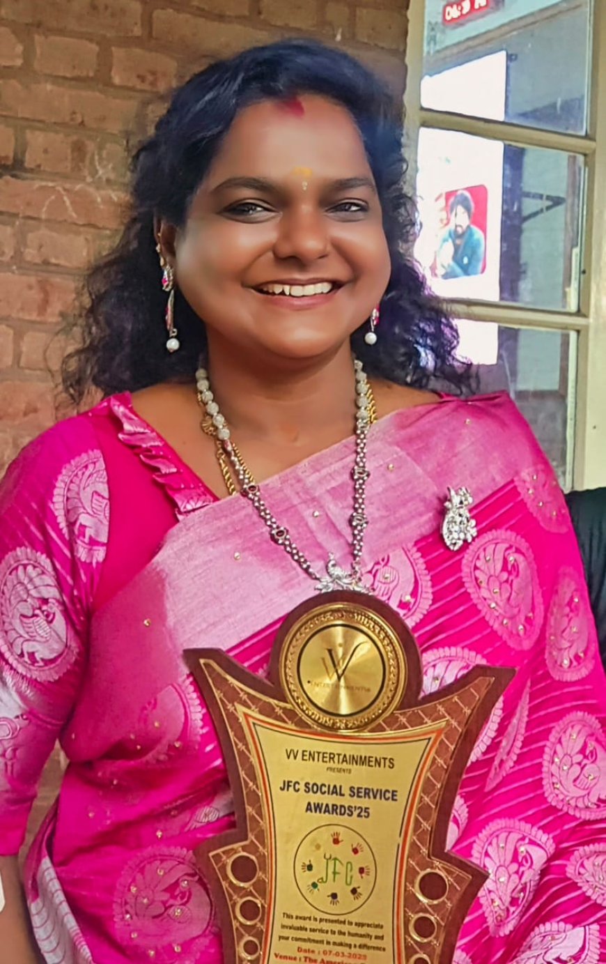 சமூக சேவையில் பல்வேறு சாதனைகள் புரிந்த பொன்மேனி ஜீவனா பள்ளி தலைமை ஆசிரியை ரேணுகா ரமேஷ்க்கு விருது...