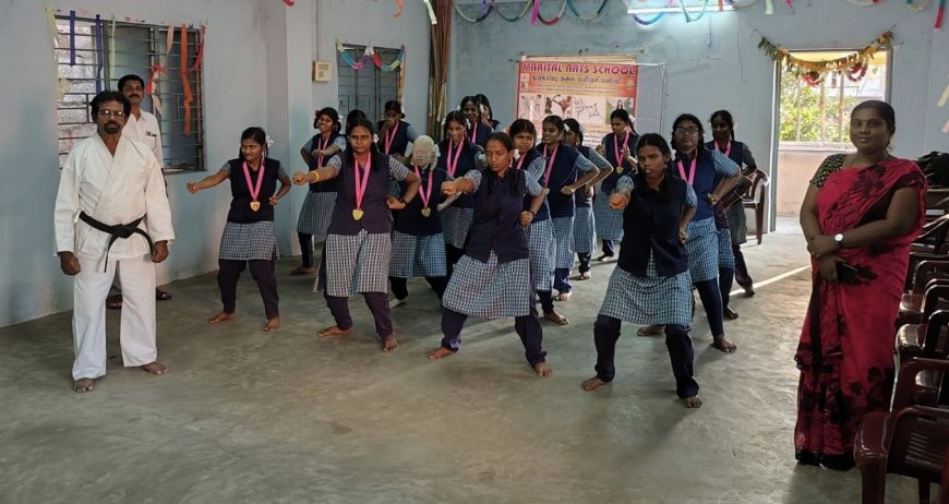 புத்தூர் நால்ரோட்டில் உள்ள விழி குறைபாடு மற்றும் விழி இழந்தோர் பள்ளி மாணவிகளின் கராத்தே சாதனை...