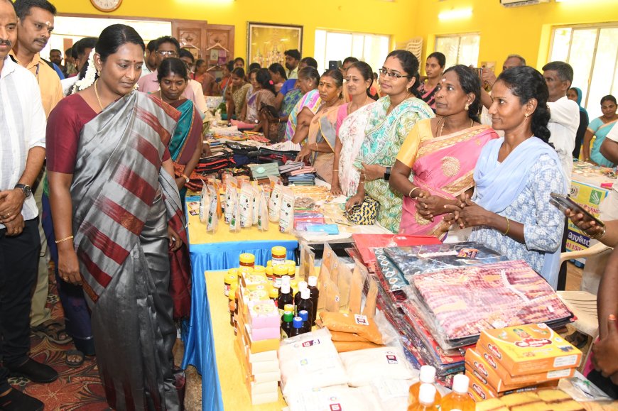 மதுரை காந்தி மியூசியம் அருகே மகளிர் சுய உதவிக்குழுக்கள் தயாரிப்பு பொருட்களின் கண்காட்சியை பார்வையிட்ட ஆட்சியர்...