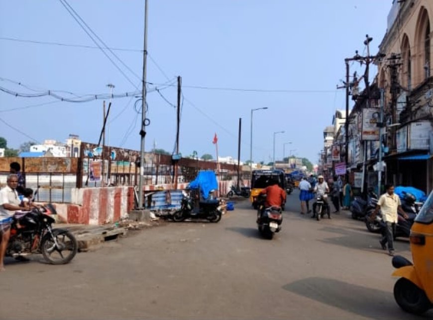 திருச்சியில் மலைக்கோட்டை தெப்பக்குளம் அருகில் உள்ள ஆக்கிரமிப்பு கடைகள் அகற்றப்பட்டது