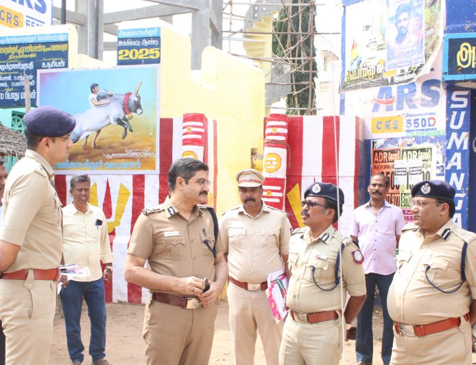 மதுரையில் ஜல்லிக்கட்டு நடைபெறும் இடத்தை மேற்கொள்ளப்பட வேண்டிய பாதுகாப்பு ஏற்பாடுகளை பார்வையிட்ட தமிழக காவல்துறை கூடுதல் இயக்குனர்