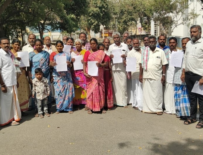 சேலம் கோயிலில் வழிபாட்டுக்கு தடை: பொங்கல் வைத்தால் கொலை மிரட்டல் – பாதுகாப்பு கோரி எஸ்.பி. அலுவலகத்தில் குவிந்த கிராம மக்கள்