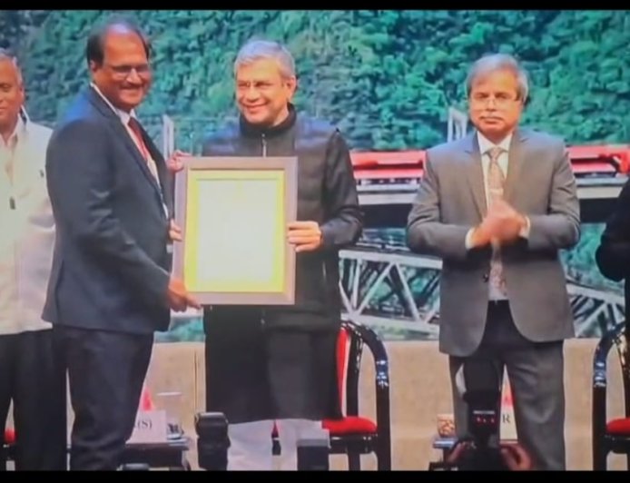 மதுரை கோட்ட வர்த்தக மேலாளருக்கு ‘ரயில் சேவா புரஸ்கார்’ விருது