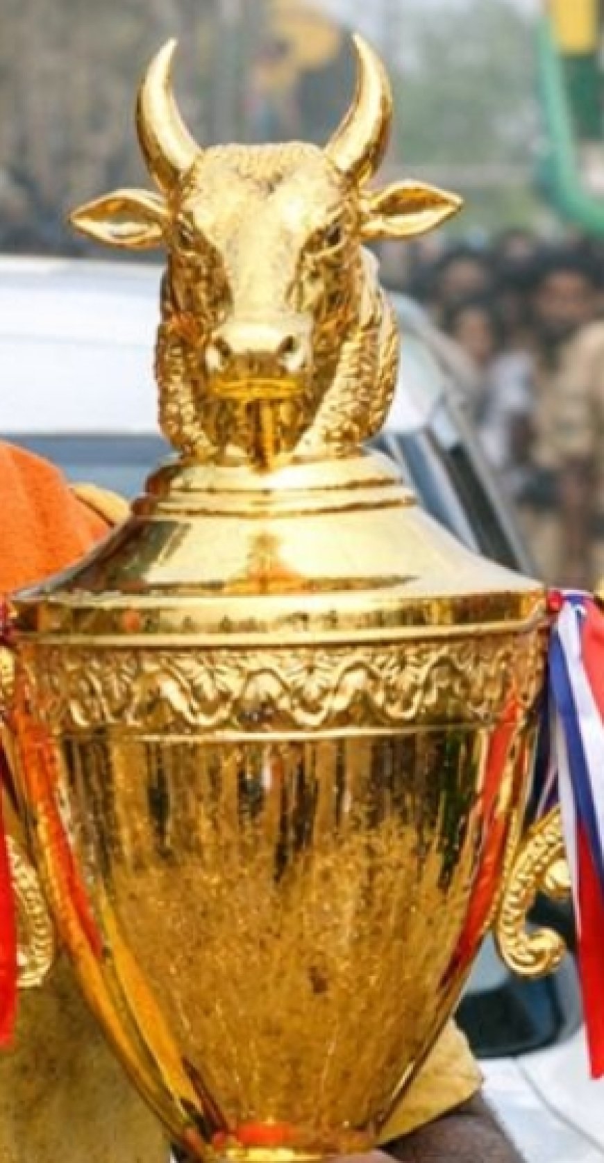 திருச்சி சூரியூர் ஜல்லிக்கட்டு போட்டியில் சூரியூரை சேர்ந்த மூர்த்தி என்பவர் முதலிடம் பிடித்து கார் பரிசு பெற்றார்.