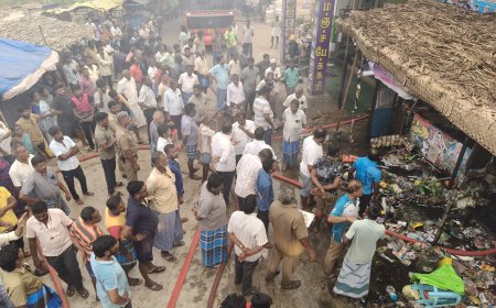 மணப்பாறை ரெயில் நிலையம் அருகே பிரிண்டரஸ், ஸ்டேஷனரி கடையில் பயங்கர தீ விபத்து இரண்டு தீயணைப்பு வாகனங்கள் மூலம் தீயை அணைக்க கடும் போராட்டம்...