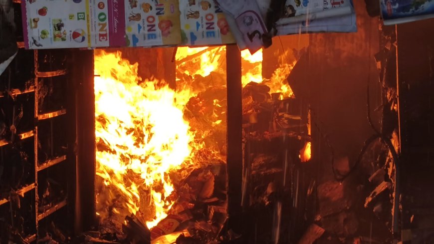 மணப்பாறை ரெயில் நிலையம் அருகே பிரிண்டரஸ், ஸ்டேஷனரி கடையில் பயங்கர தீ விபத்து இரண்டு தீயணைப்பு வாகனங்கள் மூலம் தீயை அணைக்க கடும் போராட்டம்...
