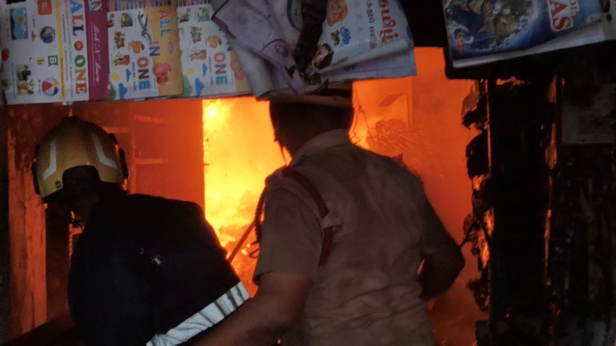 மணப்பாறை ரெயில் நிலையம் அருகே பிரிண்டரஸ், ஸ்டேஷனரி கடையில் பயங்கர தீ விபத்து இரண்டு தீயணைப்பு வாகனங்கள் மூலம் தீயை அணைக்க கடும் போராட்டம்...