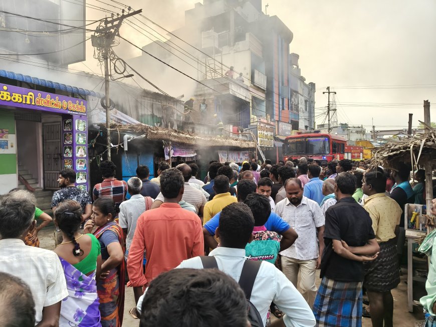 மணப்பாறை ரெயில் நிலையம் அருகே பிரிண்டரஸ், ஸ்டேஷனரி கடையில் பயங்கர தீ விபத்து இரண்டு தீயணைப்பு வாகனங்கள் மூலம் தீயை அணைக்க கடும் போராட்டம்...