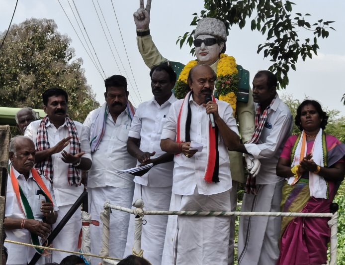 தெலுங்கு பேசும் மக்களிடம் தெலுங்கில் மாட்லாடி வாக்கு சேகரித்த ஶ்ரீரங்கம் அதிமுக வேட்பாளர் மனோகரன்...
