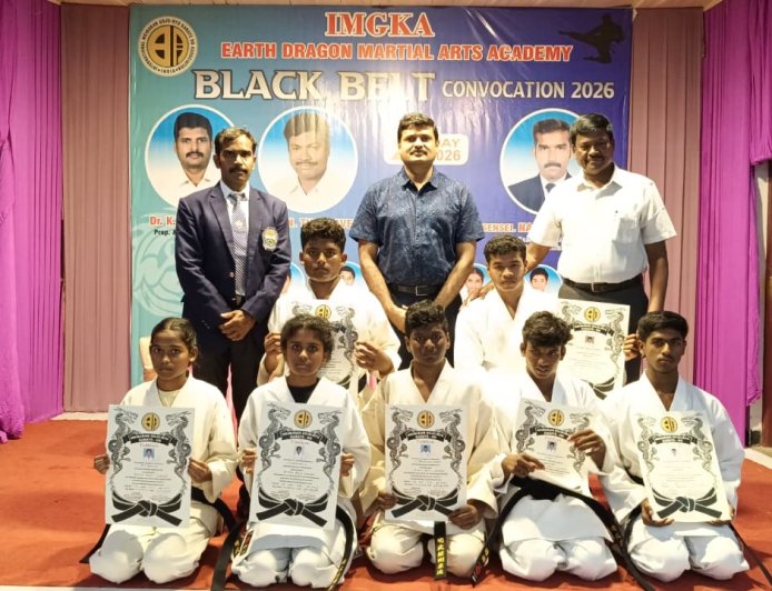 கோவை கண்ணம்பாளையம் பகுதியில் எர்த் ட்ராகன் மார்ஷியல் ஆர்ட்ஸ் பயிற்சி மையத்தில் பயிற்சி பெறும் மாணவ மாணவியர்கள் 7 பேர், கராத்தேவில் கருப்பு பட்டய தேர்வில் வெற்றி  பெற்றனர், அவர்களுக்கு சான்றிதழ் வழங்கும் விழா நடைபெற்றது..