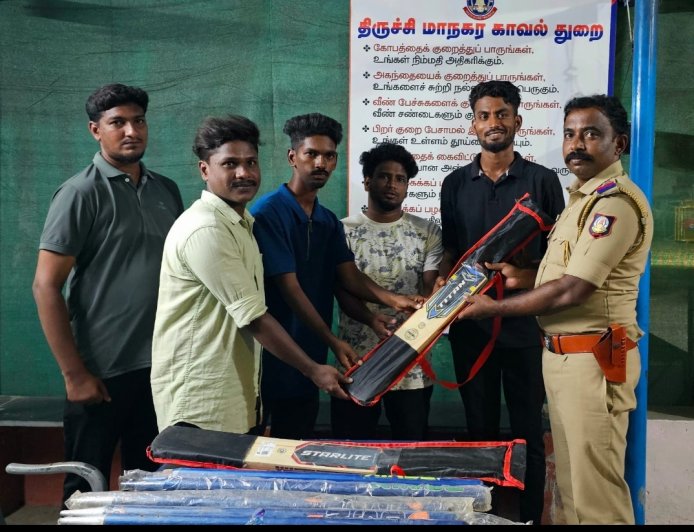போதைப்பழக்கத்தை ஒழித்து, நல்வழியில் இளைஞர்களை வழிநடத்தும் திருச்சி மாநகர காவல்துறை – கிரிக்கெட் உபகரணங்கள் வழங்கி விழிப்புணர்வு ஏற்படுத்திய உறையூர் காவல் நிலையம்