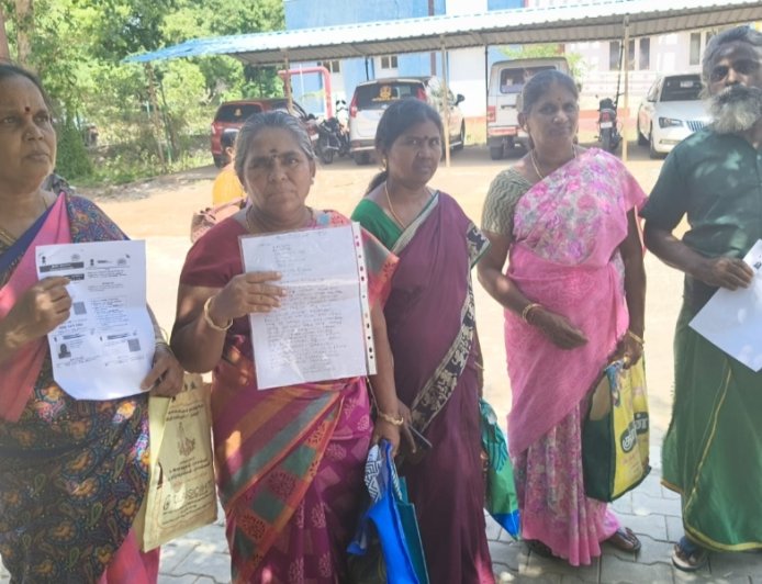 பட்டா வழங்கிய இடத்தை ஒதுக்கிக் காட்டக் கோரி ஆட்சியரிடம் பொதுமக்கள் மனு
