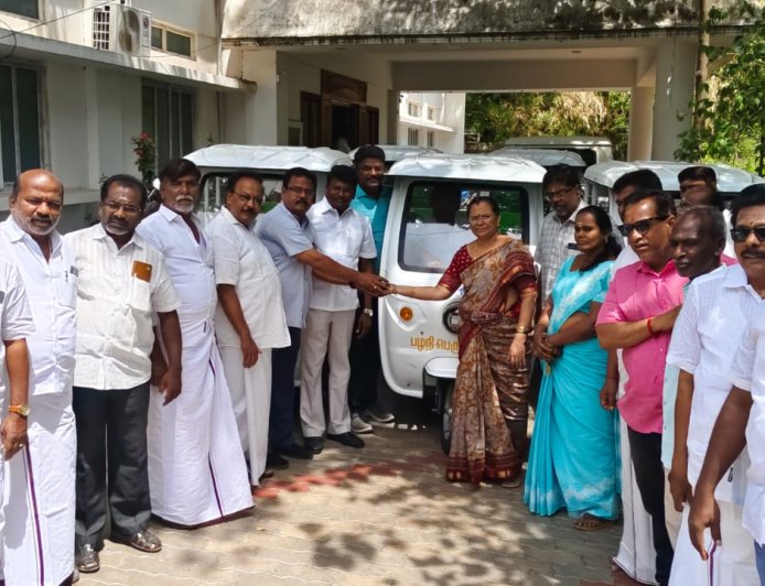 பழனி நகராட்சிக்கு ரூ.17 லட்சம் மதிப்பிலான 5 பேட்டரி வாகனங்கள் நன்கொடை...