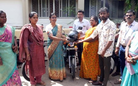 15 -மீனவர்களுக்கு குளிர்காப்பு பெட்டியுடன் இருசக்கர வாகனங்கள் *ரூ.11.25 லட்சம் மதிப்பில் மாவட்ட ஆட்சியர் வழங்கினார்