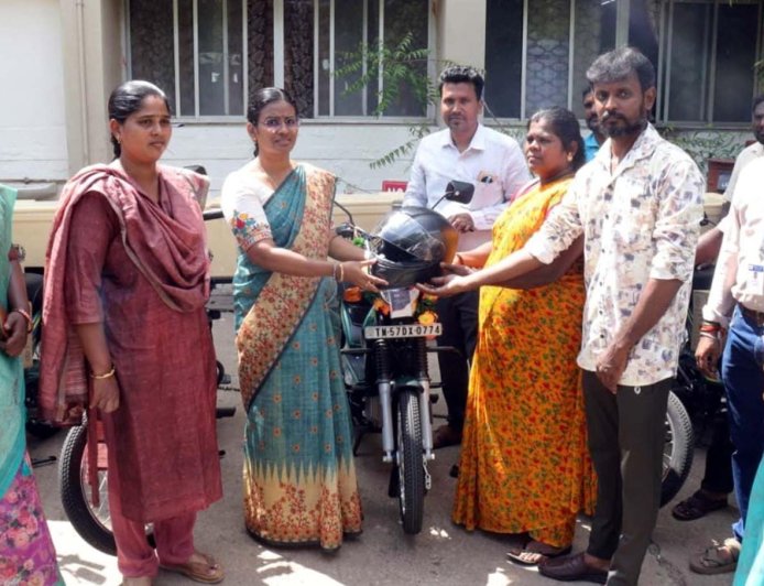 15 -மீனவர்களுக்கு குளிர்காப்பு பெட்டியுடன் இருசக்கர வாகனங்கள் *ரூ.11.25 லட்சம் மதிப்பில் மாவட்ட ஆட்சியர் வழங்கினார்