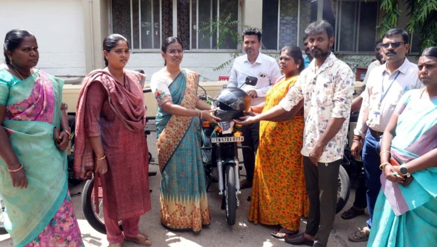 15 -மீனவர்களுக்கு குளிர்காப்பு பெட்டியுடன் இருசக்கர வாகனங்கள் *ரூ.11.25 லட்சம் மதிப்பில் மாவட்ட ஆட்சியர் வழங்கினார்